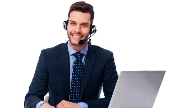 Customer Support Executive talking to customer to provide support and improve SaaS Customer Experience